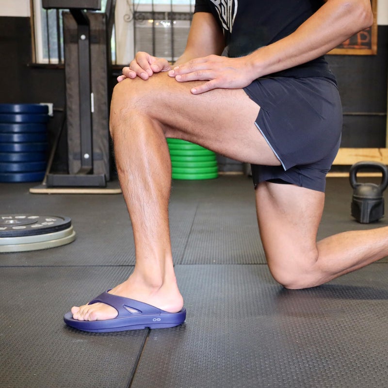 OOFOS صندل OOFOS OOriginal للاستشفاء، أزرق داكن - مقاس النساء 11، مقاس الرجال 9 - Image 5